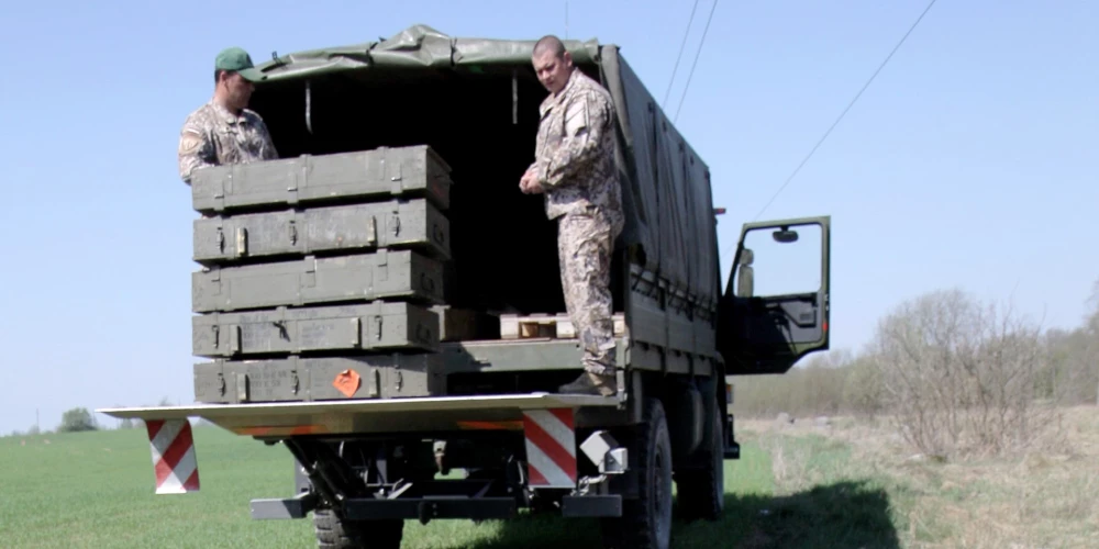 FOTO: Rumbulā atrasta 500 kilogramus smaga aviācijas bumba