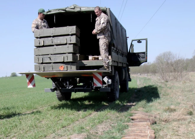 FOTO: Rumbulā atrasta 500 kilogramus smaga aviācijas bumba