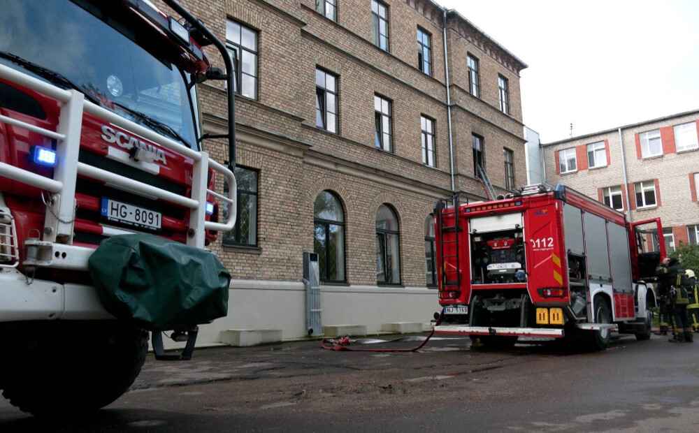 VIDEO: Rīgas skolā uzliesmo logopēda kabinets; evakuēti 220 cilvēki