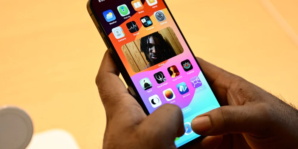 Jaunie "Iphone 15" dedzina lietotājiem rokas. Ražotājam jau nākas labot "brāķus"