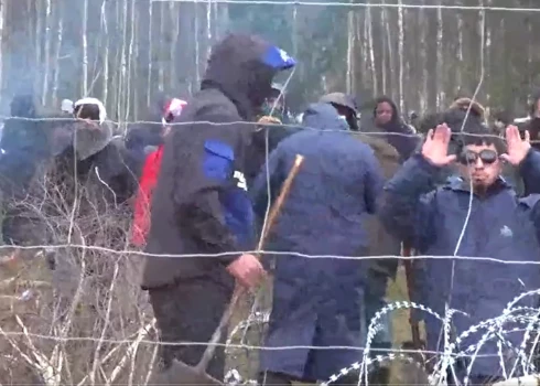 Agresīvie migranti pie Polijas robežas (ekrānuzņēmums no video)