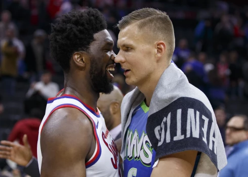 Filadelfijas "76ers" superzvaigzne bieži laukumā mērojies spēkiem arī ar Kristapu Porziņģi, Friday, Dec. 20, 2019, in Philadelphia. (AP Photo/Chris Szagola)