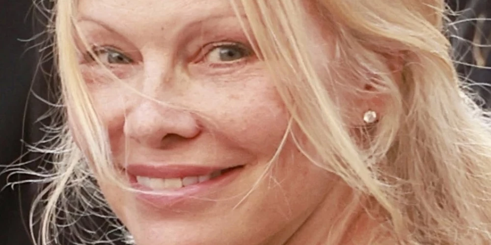 Viņa var to atļauties! 56 gadus vecā Pamela Andersone iziet sabiedrībā bez kosmētikas un frizūras