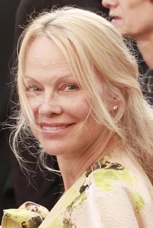 Pamela Andersone tagad izvēlas dabiskumu.