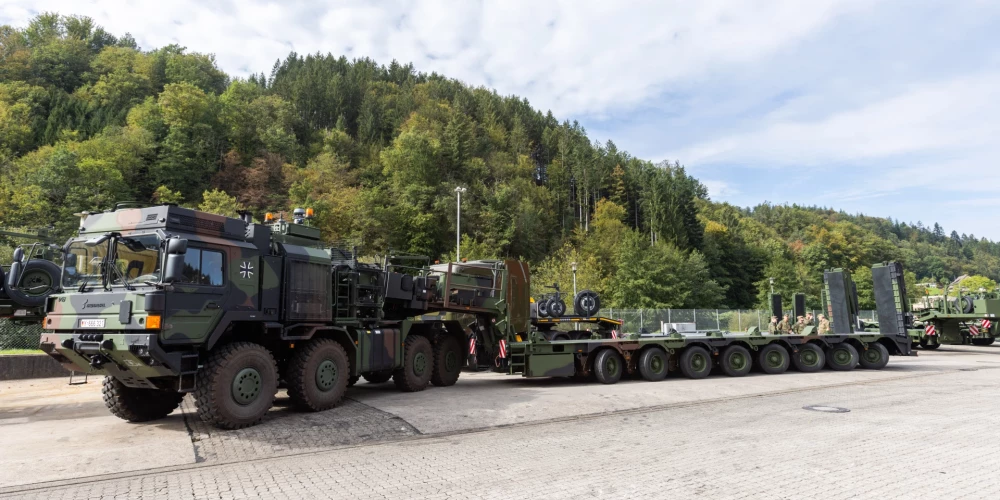 Igaunija un Latvija iegādāsies militāros transportlīdzekļus 693 miljonu eiro vērtībā

