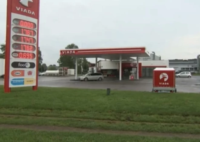 VIDEO: Rīgā kāda sieviete, pildot degvielu, pielej pilnu bāku nevis ar benzīnu, bet gan ar ūdeni. Kā tas iespējams?