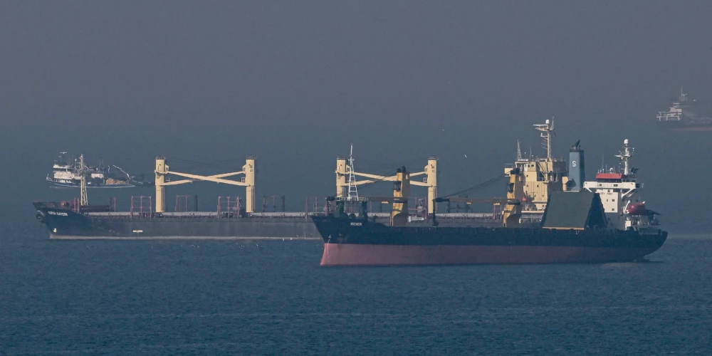 Turcijas kravas kuģis Melnajā jūrā uzbraucis mīnai
