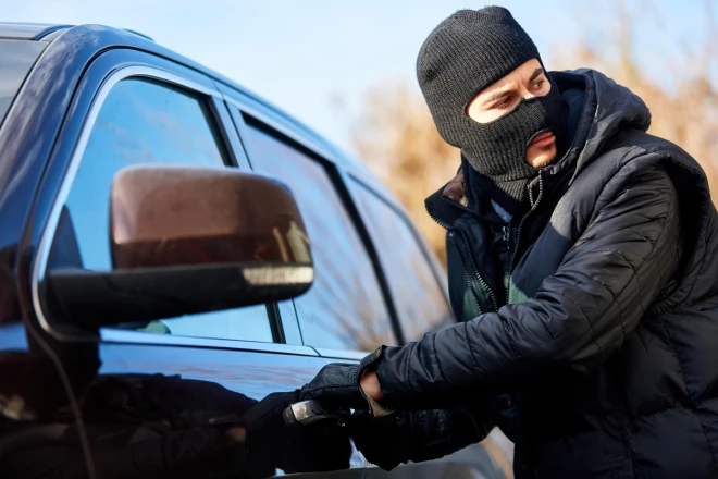 Liepājā kāds autozaglis iekrita pēc pilnas programmas: viņš ne tikai to nozaga, bet arī paspēja īsu brīdi dzērājšofera statusā, izraisīt avāriju un braukt bez vadītāja tiesībām.