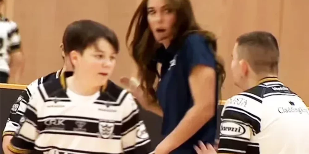 Сначала Кейт не поняла, что происходит, но после рассмеялась! (Фото: скриншот видео)