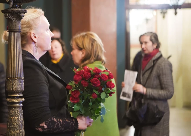 Piektdien, 6. oktobrī viesi ieradās Latvijas Nacionālās operas Lielajā zālē uz operas solistes Ilonas Bageles jubilejas koncertprogrammu "Tāda ir dzīve...", kurā skan leģendārā vācu komponista Kurta Veila mūzika.