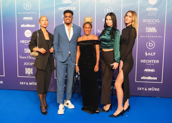 Piektdien, 6. oktobra vakarā mākslas un modes mīļotāji ieradās iepirkšanās centrā Sky&More uz "Fashion&Show" modes skati, kam dots nosaukums "Heal the world". Elegantais un izsmalcinātais sarkanā paklāja pasākums tika aizvadīts ar ierobežotu viesu skaitu.