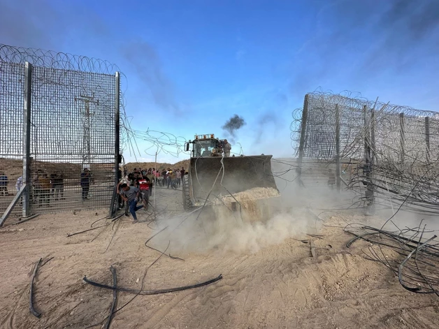 Palestīnieši no Gazas joslas taranē robežas žogu un ielaužas Izraēlas pusē pēc tam, kad bruņoti cilvēki iefiltrējās Izraēlas dienvidu apgabalos. 