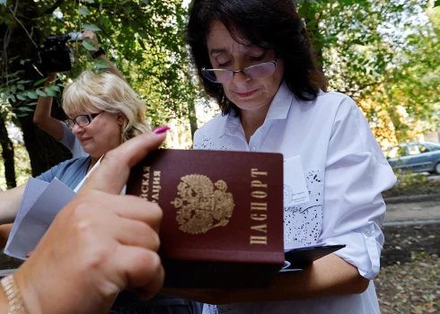 Iebrucēji izmanto visdažādākos līdzekļus, lai uzspiestu savu pilsonību.