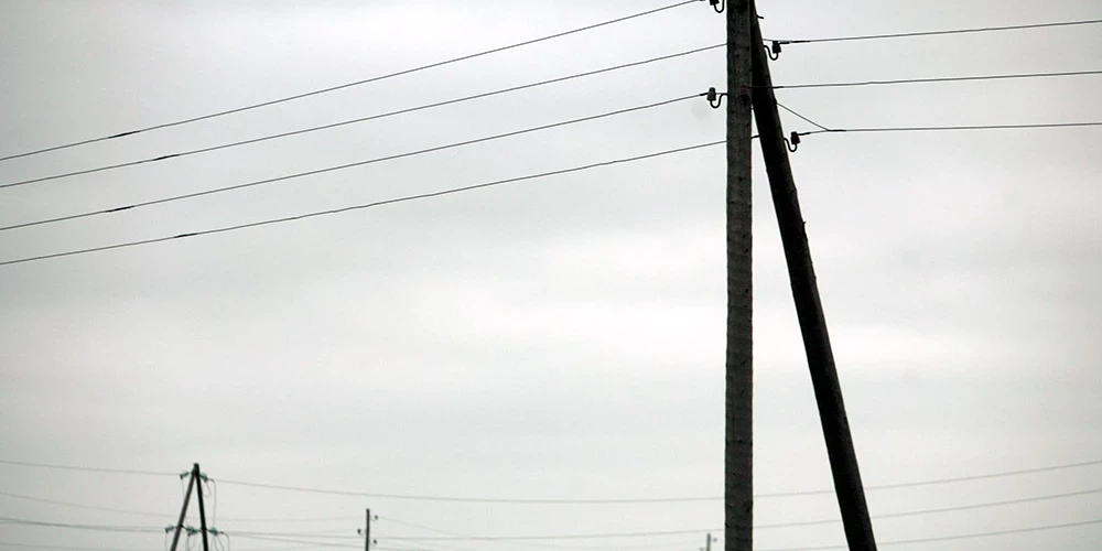 Spēcīgā vēja dēļ visā Latvijā vietām traucēta elektroapgāde