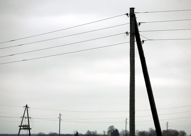 Spēcīgā vēja dēļ visā Latvijā vietām traucēta elektroapgāde