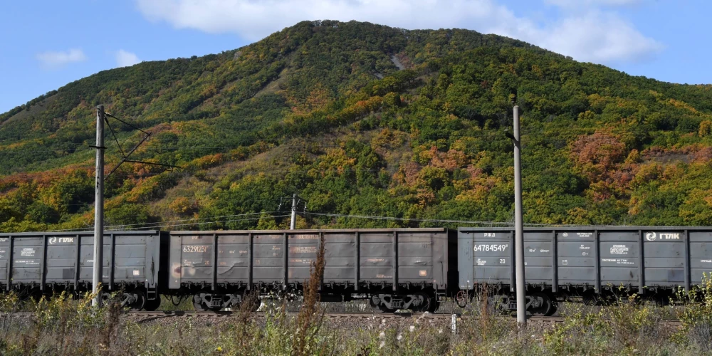 Analītiķi: Strauji pieaugusi kravas vilcienu satiksme starp Ziemeļkoreju un Krieviju
