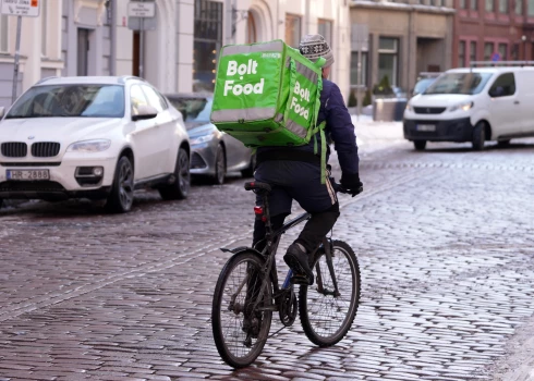 "Bolt Food" kurjers Vecrīgā.