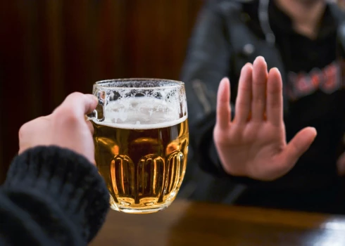 В борьбе с употреблением алкоголя Латвия старается... но не очень