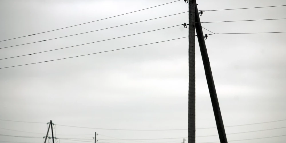 Vētras dēļ bez elektrības palikušas ap 18 000 mājsaimniecību