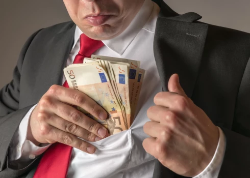 Министерским чиновникам выплатят более 300 000 евро компенсаций
