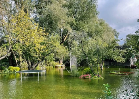 VIDEO&FOTO: vētra pamatīgi papluinījusi Rīgu, Kazas sēklis zem ūdens