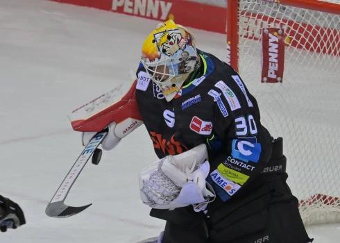 Kristers Gudļevskis Brēmerhāfenes "Fischtown Pinguins" vārtos.