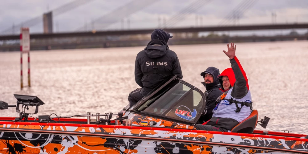 FOTO: vētras laikā Daugavā poļi izcīna uzvaru Pasaules čempionātā spiningošanā no laivām