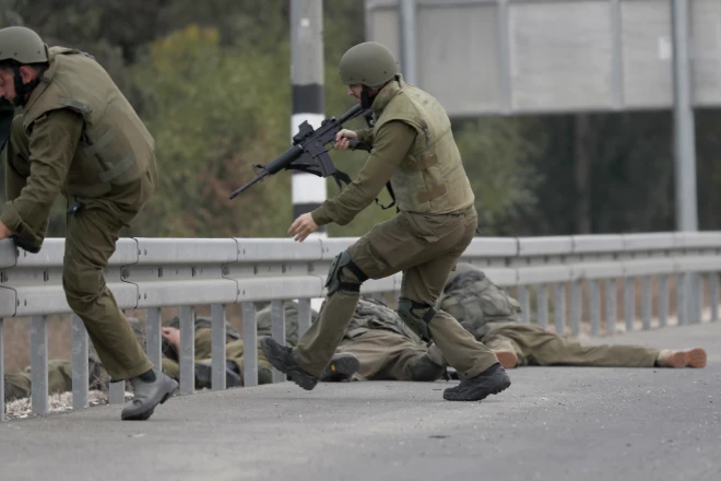 Izraēlas karavīri attīra pierobežas zonas no "Hamas" kaujiniekiem.