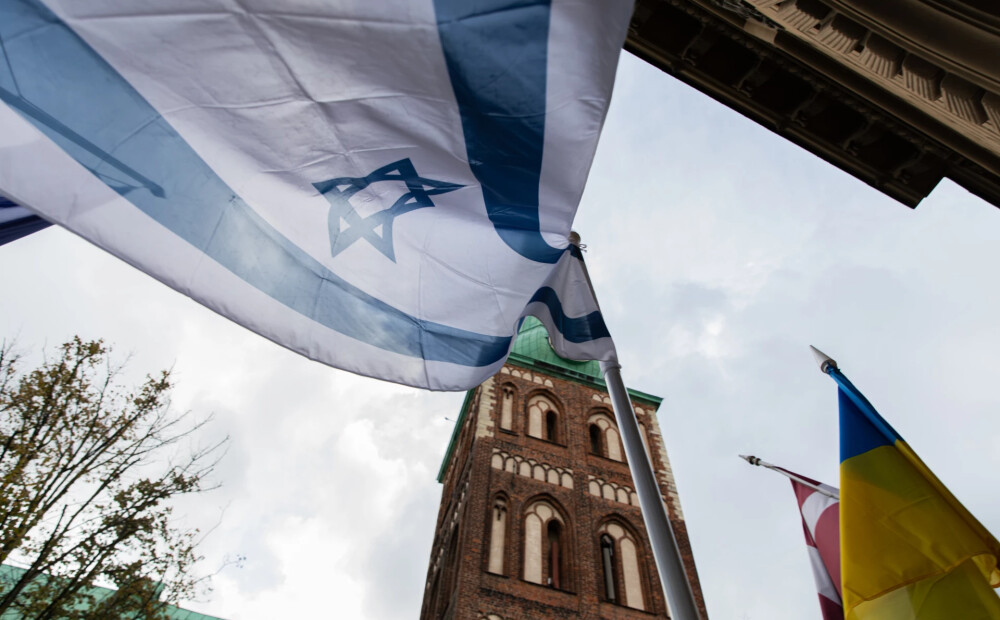 FOTO: solidarizējoties ar Izraēlu, pie Saeimas pacelts Izraēlas karogs