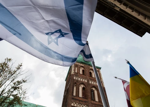 FOTO: solidarizējoties ar Izraēlu, pie Saeimas pacelts Izraēlas karogs