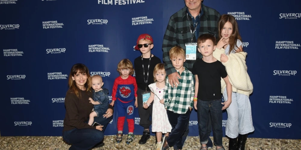 Aleks un Hilarija Boldvini iziet sabiedrībā ar visiem septiņiem bērniem. Aplūkojiet burvīgo foto