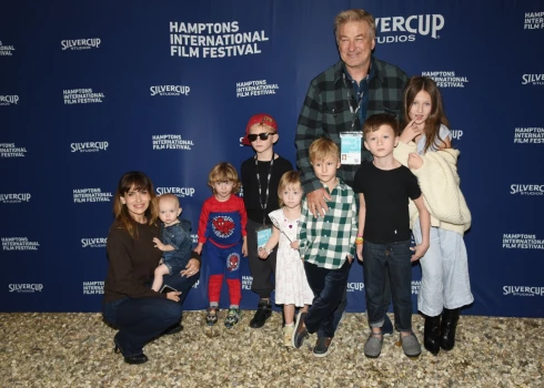 Aleks un Hilarija Boldvini iziet sabiedrībā ar visiem septiņiem bērniem. Aplūkojiet burvīgo foto