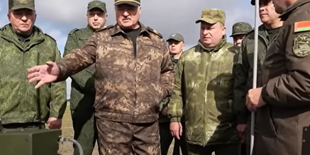 "Mums Masku nevajag!" Baltkrievijas armijnieki lielās Lukašenko ar pašmāju "Starlink" analogu