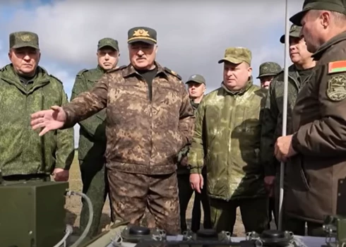 "Mums Masku nevajag!" Baltkrievijas armijnieki lielās Lukašenko ar pašmāju "Starlink" analogu