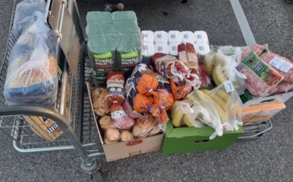 I Daugavpils lages det matpakker til russiske pensjonister