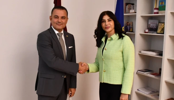 Latvijas veselības ministrs Hosams Abu Meri un Palestīnas ārlietu ministra vietniece Eiropas lietās, vēstniece Amala Džādū.