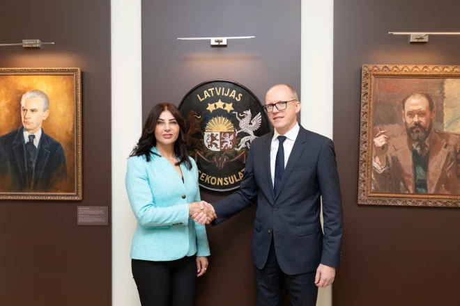 Palestīnas ārlietu ministra vietniece Eiropas lietās, vēstniece Amala Džādū un Ārlietu ministrijas valsts sekretārs Andris Pelšs.