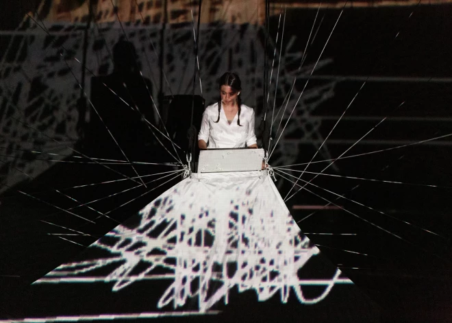 Svētdien, 8. oktobrī, Koncertzālē "Cēsis" pasaules pirmatskaņojumu piedzīvoja komponista Krista Auznieka monoopera "Apzināšanās", kuras librets ir paša komponista veidots un balstīts budistu Sattipathana sutrā. Pārpasaulīgais iestudējums ir pirmā opera Pāli valodā un tās tapšanā kopā ar Auznieku piedalījusies māksliniece Katrīna Neiburga, dziedātāja Evija Vēbere un Trio Art-i-Shock.