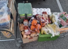 Продуктовая помощь для людей без ВНЖ. (Фото: Grani.lv)
