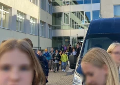 Skolnieku evakuācija.