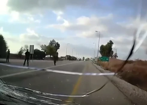 Šaušalīgs video no "Hamas" uzbrukuma: teroristi uz šosejas atklāj uguni uz garāmbraucošu auto