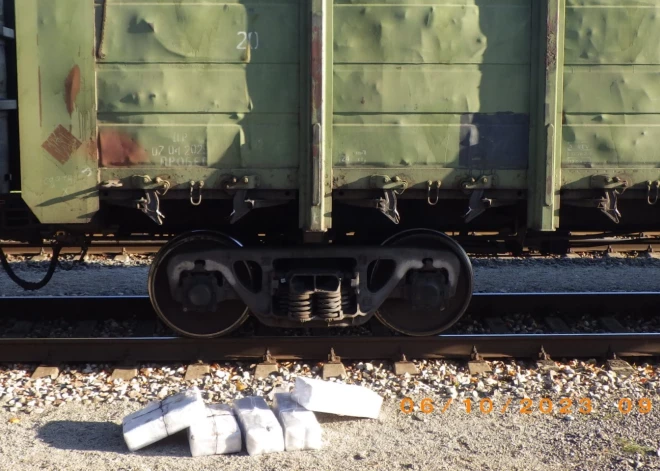 Kontrabandistus pieķer, slēpjot cigaretes čuguna kravā