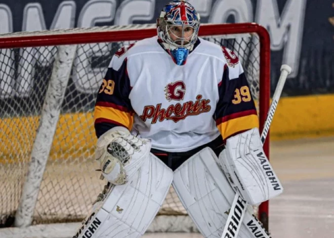 Izcilais "Chelsea" un "Arsenal" vārtsargs atvaira 62 metienus — šoreiz hokeja vārtos!