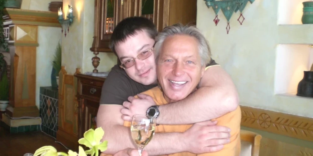 Оскар Барщевскис-младший вместе со своим отцом, бизнесменом и некогда миллионером Оскаром Барщевскисом. (Фото: из архива издательства Rīgas Vilņi)