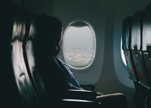 Kāpēc lidmašīnā labāk sēdēt pie loga?