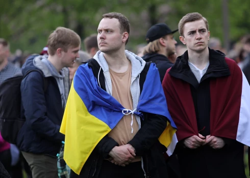 Bijušajai policistei par uzbrukuma ignorēšanu jaunietim ar Ukrainas karogu piespriež gandrīz 10 000 eiro sodu