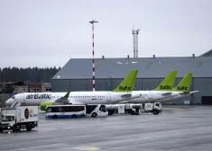Latvijas nacionālās lidsabiedrības AS "Air Baltic Corporation" lidmašīnas starptautiskajā lidostā "Rīga".