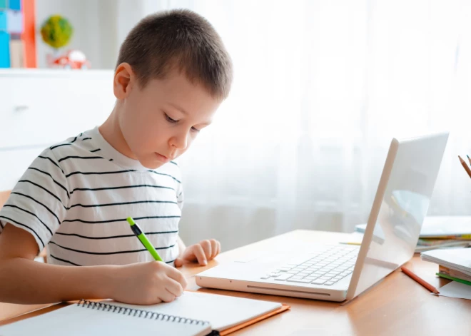 IZM virza noteikumus, kas ļaus atsevišķiem skolēniem noteikt mācības attālināti