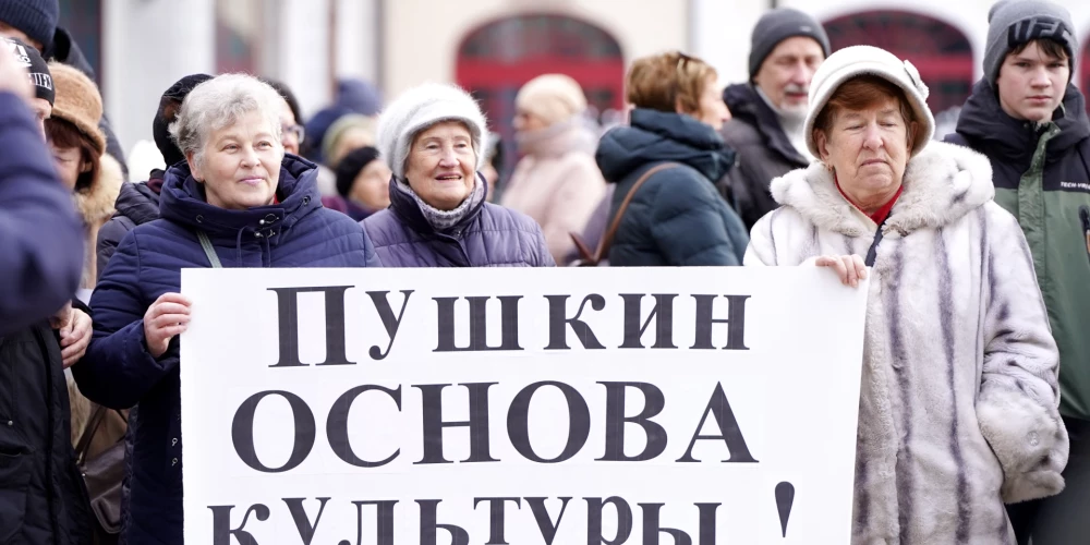 Во время пикета против сноса памятника Пушкину.
