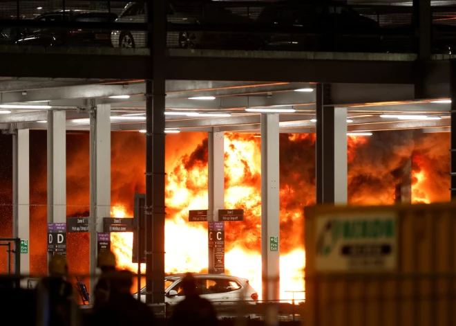 Londonas Lūtonas lidostā milzīga ugunsgrēka dēļ apturēti lidojumi